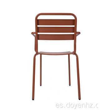 Sillón de listones de metal para exteriores